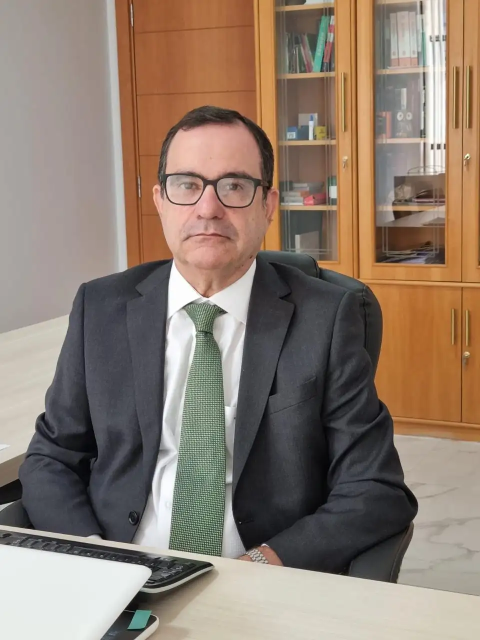 Advogado Edson Madeira Ribeiro em seu escritório